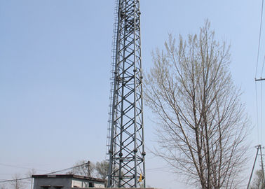 Una torre unipolare fornita di gambe di 4 telecomunicazioni, torre cellulare autosufficiente della grata