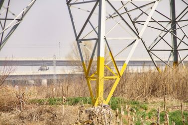 La torre d'acciaio della grata di angolo di S355JR/S235JR ha galvanizzato la torre di potere elettrica della trasmissione