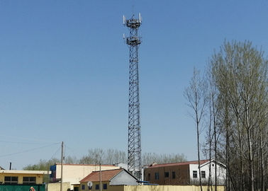 Una torre unipolare fornita di gambe di 4 telecomunicazioni, torre cellulare autosufficiente della grata
